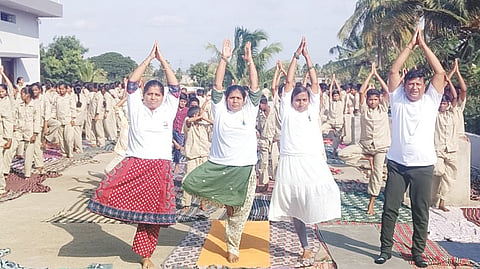 ಮುನಿರಾಬಾದ್ ಸಮೀಪದ ಹಿಟ್ನಾಳ ಗ್ರಾಮದ ಡಾ.ಬಿ.ಆರ್.ಅಂಬೇಡ್ಕರ್ ವಸತಿ ಶಾಲೆಯಲ್ಲಿ ಅಂತಾರಾಷ್ಟ್ರೀಯ ಯೋಗ ದಿನ ಆಚರಿಸಲಾಯಿತು. ಪ್ರಾಚಾರ್ಯ ಶಿವಸಂಗಯ್ಯ ಹಿರೇಮಠ, ಶಿಕ್ಷಕರಾದ ಜೀಲಾನಿ ಸಾಬ್ ದೇಸಾಯಿ, ಶಿಕ್ಷಕಿರಾದ ಕೆ.ರಾಧಾ, ಪ್ರೀತಿ, ದೇವಮ್ಮ ಹಂದ್ರಾಳ ಇತರರಿದ್ದರು.