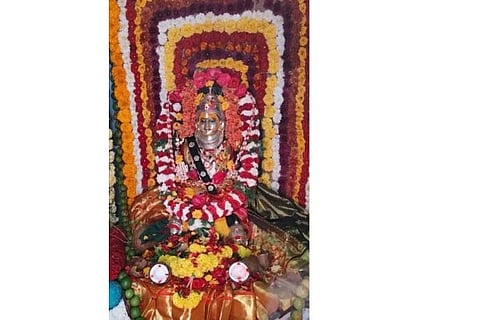 ಹಿಟ್ನಾಳ ಗ್ರಾಮದ ಶ್ರೀ ಚಿಲ್ಮರ ತಾಯಮ್ಮದೇವಿಗೆ ವಿಶೇಷ ಅಲಂಕಾರ ಮಾಡಿರುವುದು.