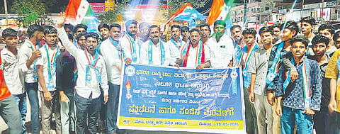 ನೀಟ್ ಪ್ರಶ್ನೆಪತ್ರಿಕೆ ಸೋರಿಕೆ ಹಾಗೂ ಪರೀಕ್ಷೆ ರದ್ದು ವಿರೋಧಿಸಿ ಎನ್‌ಎಸ್‌ಯುಐ ಕಾರ್ಯಕರ್ತರು ಕಾರಟಗಿಯಲ್ಲಿ ಬುಧವಾರ ಪ್ರತಿಭಟನೆ ನಡೆಸಿದರು. ಪ್ರಮುಖರಾದ ರೆಡ್ಡಿ ಶ್ರೀನಿವಾಸ, ಶರಣೇಗೌಡ ಮಾ.ಪಾ., ದೇವರಾಜ ಕಟ್ಟಿಮನಿ ಇತರರಿದ್ದರು.