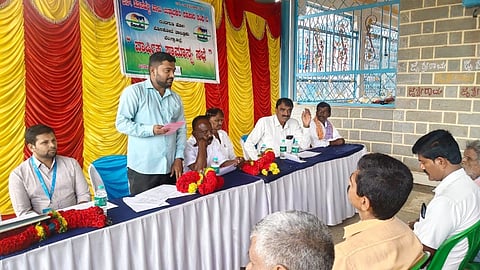 ನಂದಗುಡಿ ಹೋಬಳಿ ಎನ್​.ಹೊಸಹಳ್ಳಿ ಎಂಪಿಸಿಎಸ್​ ಸಂಘದ ಆವರಣದಲ್ಲಿ ಹಮ್ಮಿಕೊಂಡಿದ್ದ ವಾರ್ಷಿಕ ಸಾಮಾನ್ಯ ಸಭೆಯಲ್ಲಿ ಎಂಪಿಸಿಎಸ್​ನ ಅಧ್ಯಕ್ಷ ಎನ್​.ರವೀಶ್​, ಉಪಾಧ್ಯಕ್ಷ ಮುನಿರಾಜಪ್ಪ, ನಿರ್ದೇಶಕರಾದ ಎಚ್​.ವಿ.ಅಶೋಕ್​, ಎಂ.ಸೋಮಶೇಖರ್​ ಇದ್ದರು.