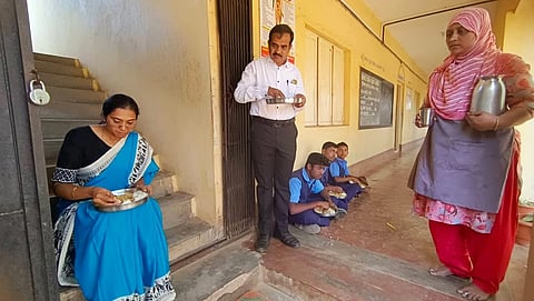 ನಾಗಮಂಗಲ ತಾಲೂಕಿನ ಚಿಣ್ಯ ಸರ್ಕಾರಿ ಪ್ರೌಢಶಾಲೆಗೆ ಜಿ.ಪಂ.ಸಿಇಒ ಕೆ.ಆರ್.ನಂದಿನಿ ಭೇಟಿ ನೀಡಿ ಪರಿಶೀಲಿಸಿ ನಂತರ ವಿದ್ಯಾರ್ಥಿಗಳೊಂದಿಗೆ ಕುಳಿತು ಬಿಸಿಯೂಟ ಸವಿದರು.