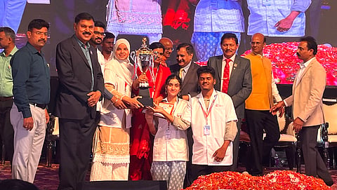 ನಾಗಮಂಗಲ ತಾಲೂಕಿನ ಆದಿಚುಂಚನಗಿರಿ ಮಠದಲ್ಲಿ ನಡೆದ ವಿಜ್ಞಾತಂ ಉತ್ಸವ ಹಾಗೂ ವಸ್ತುಪ್ರದರ್ಶನದಲ್ಲಿ ಉತ್ತಮ ಮಾದರಿಗಳನ್ನು ಪ್ರದರ್ಶಿಸಿದ ತಂಡಗಳಿಗೆ ಹಿರಿಯ ವಿಜ್ಞಾನಿ ಡಾ.ಎಂ.ಕೆ.ಸೂರಪ್ಪ ಅವರು ಬಹುಮಾನ ವಿತರಿಸಿ ಅಭಿನಂದಿಸಿದರು. ಡಾ.ಎ.ಟಿ.ಶಿವರಾಮು, ಡಾ.ಎಂ.ಜಿ.ಶಿವರಾಮು ಇದ್ದರು.