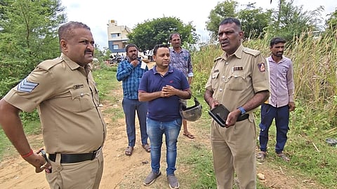   21 ನೆಲಪಿಎಚ್​ 02  ನೆಲಮಂಗಲ ತಾಲೂಕಿನ ಯಂಟಗಾನಹಳ್ಳಿ ಕೆರೆಯಲ್ಲಿ ತ್ಯಾಜ್ಯ ವಿಲೇವಾರಿ ಪ್ರಕರಣಕ್ಕೆ ಸಂಬಂಧಿಸಿದಂತೆ ಆರೋಪಿ  ವೈದ್ಯ ವೈದ್ಯ ಅರುಣ್​ ಗಿರೀಶ್​ ಸಾಗರ್​ನನ್ನು ಪೊಲೀಸರು ಸ್ಥಳಕ್ಕೆ ಕರೆತಂದು ಮಹಜರು ನಡೆಸಿದರು.