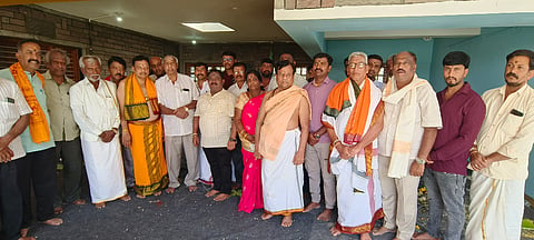 ಮಾಗಡಿ ತಾಲೂಕು ಸಾವನದುರ್ಗ ಸಾವಂದಿ ವೀರಭದ್ರ ಸ್ವಾಮಿ ದೇವಾಲಯದ ರಾಜಗೋಪುರ ನಿರ್ಮಾಣದ ಕಾಮಗಾರಿಗೆ ಶಂಕುಸ್ಥಾಪನೆ ನೆರವೇರಿಸಲಾಯಿತು. ಜಡೇದೇವರ ಮಠದ ಇಮ್ಮಡಿ ಬಸವರಾಜ ಸ್ವಾಮೀಜಿ, ಚನ್ನಪಟ್ಟಣ ಬೇವೂರು ಮಠದ  ಮೃತ್ಯುಂಜಯ ಶಿವಾಚಾರ್ಯ ಸ್ವಾಮೀಜಿ, ದೇಗುಲದ ವ್ಯವಸ್ಥಾಪನ ಸಮಿತಿ ಅಧ್ಯಕ್ಷ ಎಲ್​.ವಿ.ಪರಮಶಿವಯ್ಯ, ಕೆಂಪೇಗೌಡ ಅಭಿವೃದ್ಧಿ ಸಮಿತಿ ಅಧ್ಯಕ್ಷ ಎಚ್​.ಎಂ.ಕೃಷ್ಣಮೂರ್ತಿ ಇತರರು ಇದ್ದರು.