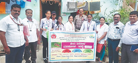 ಮಾಗಡಿಯಲ್ಲಿ ಹಮ್ಮಿಕೊಂಡಿದ್ದ ಸಾಂಕ್ರಾಮಿಕ ರೋಗ ತಡೆಗಟ್ಟಲು ವಿಶೇಷ ಲಾರ್ವಾ ಸಮೀೆ ಕಾರ್ಯಕ್ರಮಕ್ಕೆ  ತಾಲೂಕು ಆರೋಗ್ಯಾಧಿಕಾರಿ ಡಾ. ರಾಮಚಂದ್ರಯ್ಯ ಚಾಲನೆ ನೀಡಿದರು. ಜಿ.ಕೆ. ಉಮೇಶ್​ ,ಹಿರಿಯ ಆರೋಗ್ಯ ನಿರೀಕ್ಷಣಾಧಿಕಾರಿ ಮೋಹನ್​ ಹಾಗೂ ಶಿವಸ್ವಾಮಿ, ಮಮತಾ, ಹೊನ್ನಮ್ಮ, ಕೇಶವ ಇತರರು ಇದ್ದರು.