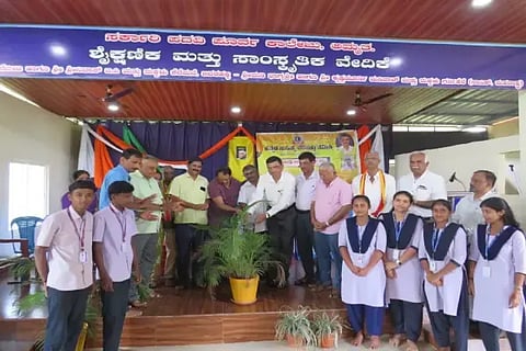 ರಿಪ್ಪನ್‌ಪೇಟೆ ಸಮೀಪದ ಅಮೃತ ಪಿಯು ಕಾಲೇಜಿನಲ್ಲಿ ಏರ್ಪಡಿಸಿದ್ದ ದತ್ತಿನಿಧಿ ಕಾರ್ಯಕ್ರಮವನ್ನು ಕಸಾಪ ಜಿಲ್ಲಾಧ್ಯಕ್ಷ ಡಿ.ಮಂಜುನಾಥ್ ಉದ್ಘಾಟಿಸಿದರು. ಹಾಲಪ್ಪ ಸುಂಕುರ್, ಡಿ.ಎಸ್.ನಾಗರಾಜ್, ಗಣೇಶ ಮೂರ್ತಿ ಇತರರಿದ್ದರು.