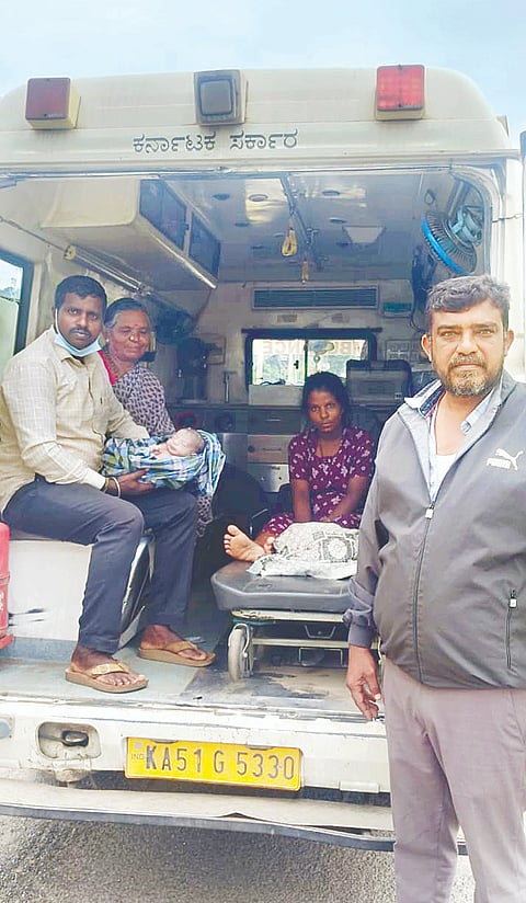ಸರಗೂರು ತಾಲೂಕಿನ ಸಮೀಪದ ಹೆಬ್ಬಲಗುಪ್ಪೆ ಗ್ರಾಮದ ಕುಟುಂಬದ ಆಂಬುಲೆನ್ಸ್‌ನಲ್ಲೇ ಗಂಡು ಮಗುವಿಗೆ ಜನ್ಮ ನೀಡಿದ ಆಶಾ. 