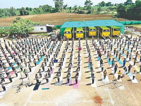 ಸರಗೂರು ತಾಲೂಕಿ ಸಮೀಪದ ಎಂಎಂಕೆ ಶಿಕ್ಷಣ ಸಂಸ್ಥೆಯಲ್ಲಿ ಅಂತಾರಾಷ್ಟ್ರೀಯ ಯೋಗ ದಿನ ಆಚರಿಸಲಾಯಿತು. ಸಿ.ವಿ.ಶ್ರೀನಿವಾಸ, ಜಾನ್ ಬಾಸ್ಕೊ ಇತರರು ಇದ್ದರು.