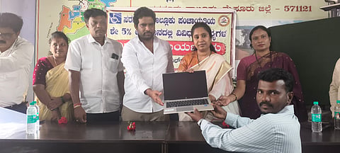 ಸರಗೂರು ತಾಲೂಕಿನ ಪಟ್ಟಣದ ತಾಲೂಕು ಪಂಚಾಯಿತಿ ಆವರಣದಲ್ಲಿ ವಿಕಲಚೇತನರಿಗೆ ಲ್ಯಾಪ್ ಟಾಪ್ ಹಾಗೂ ಬೈಕ್ ವಿತರಣೆ ಕಾರ್ಯಕ್ರಮವನ್ನು ಶಾಸಕ ಅನಿಲ್ ಚಿಕ್ಕಮಾದು, ಮೋಹನಕುಮಾರಿ, ಪ್ರೇಮ್ ಕುಮಾರ್, ಚೈತ್ರ ಸ್ವಾಮಿ, ಸಿದ್ದರಾಜು,ಉದ್ಘಾಟಿಸಿದರು. ಲಾಪ್ ಟಾಪ್ ವಿಚಾರಣೆ ಗ್ರಾಪಂ ವಿಕಲಚೇತನರು ಕಾರ್ಯನಿರ್ವಹಿಸುತ್ತಿರುವ ವಿ ಆರ್ ಡಬ್ಲ್ಯೂ ಲಾಪ್ ಟಾಪ್ ವಿತರಣೆ ಮಾಡಿದರು.