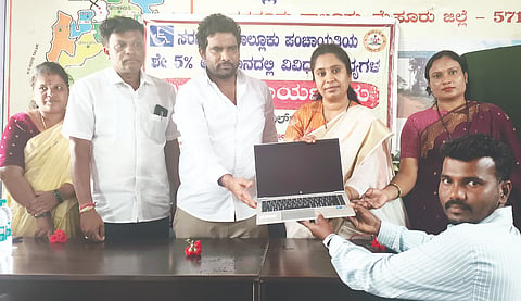ಸರಗೂರು ತಾಲೂಕು ಪಂಚಾಯಿತಿ ಆವರಣದಲ್ಲಿ ಅಂಗವಿಕಲರಿಗೆ ಲ್ಯಾಪ್‌ಟಾಪ್ ಹಾಗೂ ಬೈಕ್ ವಿತರಣೆ ಕಾರ್ಯಕ್ರಮವನ್ನು ಶಾಸಕ ಅನಿಲ್ ಚಿಕ್ಕಮಾದು ಉದ್ಘಾಟಿಸಿದರು. ಮೋಹನಕುಮಾರಿ, ಪ್ರೇಮ್ ಕುಮಾರ್, ಚೈತ್ರಸ್ವಾಮಿ, ಸಿದ್ದರಾಜು ಮತ್ತಿತರರಿದ್ದರು.