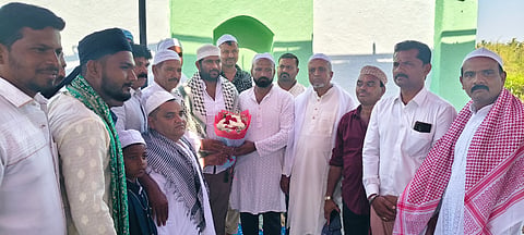 ರಂಜಾನ್ ಅಂಗವಾಗಿ ಸರಗೂರು ಪಟ್ಟಣದ ಖಾದ್ರಿಯಲ್ಲಿ ಮುಸ್ಲಿಮರು ಪ್ರಾರ್ಥನೆ ಮಾಡುವ ಸಂದರ್ಭದಲ್ಲಿ ಶಾಸಕ ಅನಿಲ್ ಚಿಕ್ಕಮಾದು ಭೇಟಿ ನೀಡಿ ಶುಭಾಶಯ ಕೋರಿದರು. ಇದಾಯತ್ ಉಲ್ಲಾ ಷರೀಫ್, ಮಜೀದ ನೂರ್ ಅಬ್ದುಲ್ ಜಲೀಲ್, ಅಮೀರ್ ಸುಹೇಲ್, ಅನಸ್, ಯೂನೂಸ್, ಜಲೀಲ್, ಜಾವೀದ್ ಇತರರು ಇದ್ದರು.