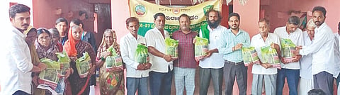  ತರನಳ್ಳಿಯಲ್ಲಿ ಆತ್ಮನಿರ್ಭರತಾ ಅಭಿಯಾನ ಯೋಜನೆಯಡಿ ರೈತರಿಗೆ ಬಿತ್ತನೆ ಬೀಜಗಳ ಕಿರುಚೀಲ ವಿತರಣೆಗೆ ಟಿಎಪಿಸಿಎಮ್​ಎಸ್​ ಮಾಜಿ ಅಧ್ಯಕ್ಷ ಮಹೇಶ ಪಾಟೀಲ್​ ಚಾಲನೆ ನೀಡಿದರು. ಬಸವರಾಜ ಕೊಡಸಾ, ಜಗದೀಶ ಪಾಟೀಲ್​ ಇತರರಿದ್ದರು. 