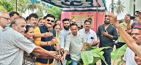 ಸಾಗರದ ಜೋಸ್ೆ ನಗರದಲ್ಲಿ ನಗರಸಭೆಯಿಂದ ಚರಂಡಿ ಕಾಮಗಾರಿಗಳಿಗೆ ಶಾಸಕ ಗೋಪಾಲಕೃಷ್ಣ ಬೇಳೂರು ಶಂಕುಸ್ಥಾಪನೆ ನೆರವೇರಿಸಿದರು. ಕಲಸೆ ಚಂದ್ರಪ್ಪ, ಐ.ಎನ್.ಸುರೇಶಬಾಬು, ಮಧು ಮಾಲತಿ, ಗಣಪತಿ ಮಂಡಗಳಲೆ, ಎಚ್.ಕೆ.ನಾಗಪ್ಪ, ಮರಿಯಾ ಲೀಮಾ ಇತರರಿದ್ದರು.