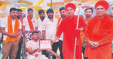 ಡಾ.ಶಿವಕುಮಾರ ಸ್ವಾಮೀಜಿ ಪುಣ್ಯಸ್ಮರಣೆ ಪ್ರಯುಕ್ತ ಸಿರಗುಪ್ಪದ ಚಾಣಕನೂರು ಕ್ರಾಸ್ ಹತ್ತಿರ ಆಯೋಜಿಸಿದ್ದ ರಕ್ತದಾನ ಶಿಬಿರದಲ್ಲಿ ರಕ್ತದಾನಿಗೆ  ಹಾಲ್ವಿ ಚರಣಗಿರಿ ಮಠದ ಅಭಿನವ ಮಹಾಂತ ಸ್ವಾಮೀಜಿ ಪ್ರಮಾಣಪತ್ರ ನೀಡಿದರು. 
