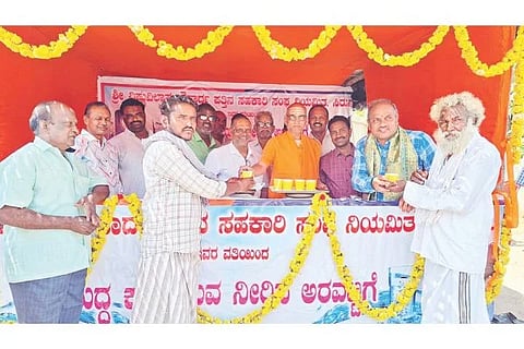 ಸಿರಗುಪ್ಪ ನಗರಸಭೆ ಕಾರ್ಯಾಲಯ ಮುಂಭಾಗದಲ್ಲಿ ವಿಷ್ಟುವಿಲಾಸ್ ಸೌಹಾರ್ದ ಪತ್ತಿನ ಸಹಕಾರಿ ಸಂಘ ನಿಯಮಿತದಿಂದ ಶುದ್ಧ ಕುಡಿಯುವ ನೀರಿನ ಅರವಟಿಕೆಯನ್ನು ಗುರುಬಸವ ಮಠದ ಬಸವ ಭೂಷಣ ಸ್ವಾಮೀಜಿ ಉದ್ಘಾಟಿಸಿದರು. ವಿಷ್ಣುವಿಲಾಸ್ ಸೌಹಾರ್ದ ಪತ್ತಿನ ಸಹಕಾರಿ ಸಂಘ ನಿಯಮಿತ ಅಧ್ಯಕ್ಷ ಎಚ್.ಹನುಮಂತಯ್ಯ ಶೆಟ್ಟಿ, ಬಲಕುಂದಿ ಸೌಹಾರ್ದ ಸಂಘದ ಅಧ್ಯಕ್ಷ ಚಿಂತಕುಂಟೆ ಗಾದಿಲಿಂಗನಗೌಡ, ನಿರ್ದೇಶಕರಾದ ಜೆ.ಶ್ರೀರಾಮ, ಎಂ.ಭದ್ರಿನಾಥ ಇತರರಿದ್ದರು.