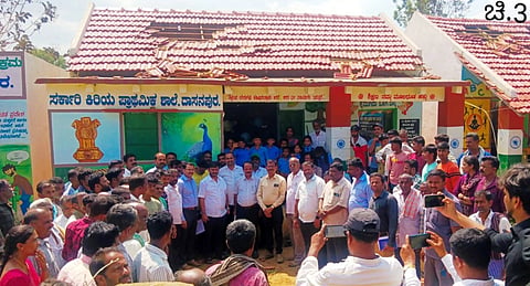 ಹನಗೋಡು ಹೋಬಳಿಯ ದಾಸನಪುರದಲ್ಲಿ ಹಾನಿಗೊಳಗಾದ ಶಾಲಾಕಟ್ಟಡವನ್ನು ಶಾಸಕ ಹರೀಶ್‌ಗೌಡ ಶುಕ್ರವಾರ ವೀಕ್ಷಿಸಿದರು. ತಹಸೀಲ್ದಾರ್ ಮಂಜುನಾಥ್, ಇಒ ಹೊಂಗಯ್ಯ, ಬಿಇಒ ಮಹದೇವ್, ತೋಟಗಾರಿಕೆ ಸಹಾಯಕ ನಿರ್ದೇಶಕ ಡಾ. ನಾಗರಾಜ್, ಕಂದಾಯ ನಿರೀಕ್ಷಕ ನಂದೀಶ್ ಇತರರು ಇದ್ದರು. 