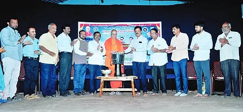 ಅಜ್ಜಂಪುರದ ಕೈಲಾಸಂ ಕಲಾಕ್ಷೇತ್ರದಲ್ಲಿ ಏರ್ಪಡಿಸಿದ್ದ ಸಂಕ್ರಾಂತಿ ನಾಟಕೋತ್ಸವವನ್ನು ಸಾಣೇಹಳ್ಳಿ ಡಾ. ಪಂಡಿತಾರಾಧ್ಯ ಶಿವಾಚಾರ್ಯ ಸ್ವಾಮೀಜಿ ಹಾಗೂ ಡಿ.ಎಸ್.ಸುರೇಶ್ ಡೋಲು ಬಾರಿಸುವ ಮೂಲಕ ಉದ್ಘಾಟಿಸಿದರು. ಬಿ.ರಂಗಸ್ವಾಮಿ, ನಿಸಾರ್ ಅಹಮದ್, ಜಿ.ಬಿ.ಸುರೇಶ್, ಸೂರಿ ಶ್ರೀನಿವಾಸ್, ಎ.ಸಿ.ಚಂದ್ರಪ್ಪ ಇತರರಿದ್ದರು.