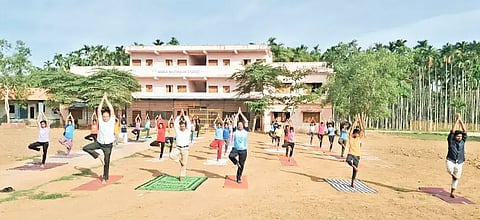 ಹಳಿಯೂರು ಸರ್ಕಾರಿ ಪ್ರೌಢಶಾಲೆ ಆವರಣದಲ್ಲಿ ವಿದ್ಯಾರ್ಥಿಗಳು, ಶಿಕ್ಷಕರು ಯೋಗಾಭ್ಯಾಸ ನಡೆಸಿದರು. ಎನ್.ಎಂ.ಪ್ರದೀಪ್, ಜಿ.ಕೆ.ಸಾಗರ್ ಹಾಗೂ ಗ್ರಾಮಸ್ಥರು ಪಾಲ್ಗೊಂಡಿದ್ದರು.