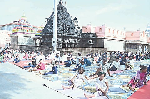 ಉಜ್ಜಯಿನಿ ಸದ್ಧರ್ಮ ಪೀಠದಲ್ಲಿ ಆಯೋಜಿಸಿದ್ದ ಯೋಗ ದಿನಾಚರಣೆ ಕಾರ್ಯಕ್ರಮದಲ್ಲಿ ಸಾರ್ವಜನಿಕರು, ವಿದ್ಯಾರ್ಥಿಗಳು ಯೋಗ ಪ್ರದರ್ಶಿಸಿದರು. 