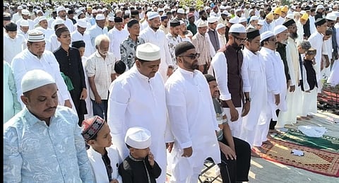 ಬಳ್ಳಾರಿಯ ಈದ್ಗಾ ಮೈದಾನದಲ್ಲಿ  ರಂಜಾನ್ ಹಬ್ಬದ ಅಂಗವಾಗಿ ಮುಸ್ಲಿಂ ಬಾಂಧವರು ಸಾಮೂಹಿಕ ಪ್ರಾರ್ಥನೆ ಸಲ್ಲಿಸಿದರು.