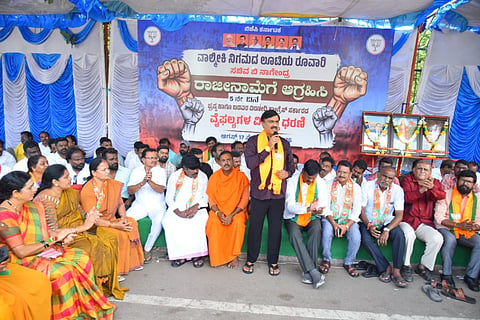 ಬಳ್ಳಾರಿಯ ಡಿಸಿ ಕಚೇರಿ ಮುಂಭಾಗದಲ್ಲಿ ಜಿಲ್ಲಾ ಬಿಜೆಪಿ ಘಟಕದಿಂದ ಹಮ್ಮಿಕೊಂಡಿದ್ದ ಅಹೋರಾತ್ರಿ ಧರಣಿಯಲ್ಲಿ ಶಾಸಕ ಜಿ.ಜನಾರ್ದನರೆಡ್ಡಿ ಮಾತನಾಡಿದರು. ಮಾಜಿ ಸಂಸದ ಸಣ್ಣ ಪಕೀರಪ್ಪ, ಮುಖಂಡರಾದ ಡಾ.ಎಸ್.ಜೆ.ವಿ.ಮಹಿಪಾಲ್, ಗುರುಲಿಂಗನಗೌಡ, ವೆಂಕಟರಮಣ, ಡಾ.ಅರುಣಾ, ದರಪ್ಪನಾಯಕ, ಎಚ್.ಹನುಮಂತಪ್ಪ, ಗಣಪಾಲ್ ಐನಾಥರೆಡ್ಡಿ ಇತರರಿದ್ದರು.