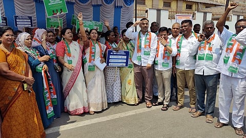 ಬಳ್ಳಾರಿಯ ಸಂಗಮ್ ವೃತ್ತದಲ್ಲಿ ಕೇಂದ್ರ ಸರ್ಕಾರ ಮಹಿಳೆಯರಿಗೆ ಶೇ. 33ರಷ್ಟು ಮೀಸಲಾತಿ ಜಾರಿ ವಿಳಂಬ ಖಂಡಿಸಿ ಜಿಲ್ಲಾ ಕಾಂಗ್ರೆಸ್ ಘಟಕದಿಂದ ಪ್ರತಿಭಟನೆ ನಡೆಯಿತು. ಕಾಂಗ್ರೆಸ್ ಜಿಲ್ಲಾಧ್ಯಕ್ಷ ಅಲ್ಲಂ ಪ್ರಶಾಂತ್, ಪದಾಧಿಕಾರಿಗಳಾದ ಹುಮಯೂನ್ ಖಾನ್, ಎಂ.ಎಸ್.ಮಂಜುಳಾ, ಮಾಬೂಸಾಬ್, ಎಲ್. ಮಾರೆಣ್ಣ, ಮಾನಯ್ಯ, ನಾಗು, ಬಿ.ರುದ್ರಪ್ಪ, ಯಶೋಧ,  ಗೌಸಿಯ, ಆಶಾಲತಾ, ಸುನಿತ ಇತರರಿದ್ದರು.