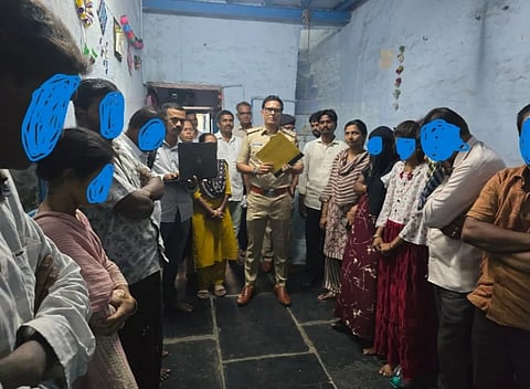 ಬಳ್ಳಾರಿಯ ಕಂಬಳಿ ಬಜಾರ್‌ನ ಮನೆಯೊಂದರಲ್ಲಿ  ವೇಶ್ಯಾವಾಟಿಕೆ ಅಡ್ಡೆ ಮೇಲೆ ದಾಳಿ ನಡೆಸಿ ಸಂತ್ರಸ್ತ ಮಹಿಳೆಯರನ್ನು ರಕ್ಷಿಸಿದರು. ಠಾಣಾ ಪಿಎಸ್‌ಐ ರಫೀಕ್, ಸಿಬ್ಬಂದಿ ಕೋನಪ್ಪ, ವೀರೇಶ್, ಅನಿತ ಇತರರಿದ್ದರು.