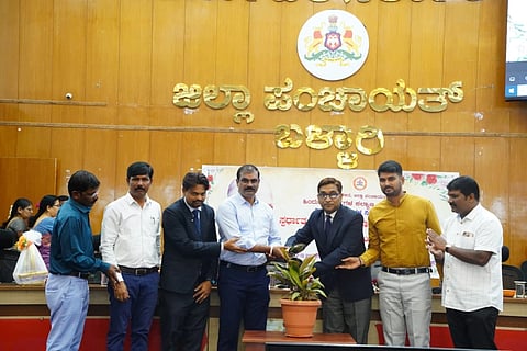 ಬಳ್ಳಾರಿಯ ಜಿಪಂ ಸಭಾಂಗಣದಲ್ಲಿ ಆಯೋಜಿಸಿದ್ದ ಸ್ಪರ್ಧಾತ್ಮಕ ಪರೀಕ್ಷೆ ಹಾಗೂ ವೃತ್ತಿ ಮಾರ್ಗದರ್ಶನ ಕುರಿತು ತರಬೇತಿ ಕಾರ್ಯಾಗಾರವನ್ನು ನ್ಯಾ. ರಾಜೇಶ್ ಎನ್.ಹೊಸಮನೆ ಉದ್ಘಾಟಿಸಿದರು. ಜಿಪಂ ಕಾರ್ಯದರ್ಶಿ ಶಶಿಕಾಂತ ಶಿವಪುರೆ, ಜಿಪಂ ಮುಖ್ಯ ಲೆಕ್ಕಾಧಿಕಾರಿ ವಿನೋದ್, ಹಿಂದುಳಿದ ವರ್ಗಗಳ ಕಲ್ಯಾಣ ಇಲಾಖೆಯ ಜಿಲ್ಲಾ ಅಧಿಕಾರಿ ಎ.ಕೆ.ಜಲಾಲಪ್ಪ , ತಾಲೂಕು ಅಧಿಕಾರಿ ಲೋಕೇಶ್ ಇದ್ದರು