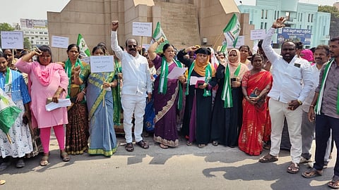ಬಳ್ಳಾರಿಯ ಗಡಗಿ ಚನ್ನಪ್ಪ ವೃತ್ತದಲ್ಲಿ ಮಹಿಳಾ ಮೀಸಲಾತಿ ಮಸೂದೆ ಜಾರಿಗೆ ಕಾಂಗ್ರೆಸ್ ವಿರೋಧ ಖಂಡಿಸಿ, ಜೆಡಿಎಸ್ ಘಟಕದಿಂದ ಪ್ರತಿಭಟನೆ ನಡೆಯಿತು. ಜೆಡಿಎಸ್ ಜಿಲ್ಲಾಧ್ಯಕ್ಷ ಮೀನಹಳ್ಳಿ ತಾಯಣ್ಣ, ಪದಾಧಿಕಾರಿಗಳಾದ ವೀರಭದ್ರ, ಮುಬೀನಾ, ಹೀನಾ ಕೌಸರ್, ನಸರೀನ್ ಇತರರಿದ್ದರು.