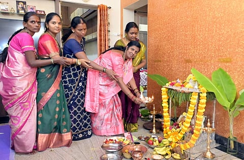 ಬಳ್ಳಾರಿಯ ರೇಣುಕಾನಗರದ ಮನೆಯೊಂದರಲ್ಲಿ ವರಮಹಾಲಕ್ಷ್ಮೀ ಹಬ್ಬದ ಹಿನ್ನಲೆ ಲಕ್ಷ್ಮೀಯ ಮೂರ್ತಿ ಪ್ರತಿಷ್ಠಾಪಿಸಿ ಪೂಜೆ ಸಲ್ಲಿಸಿದರು.
