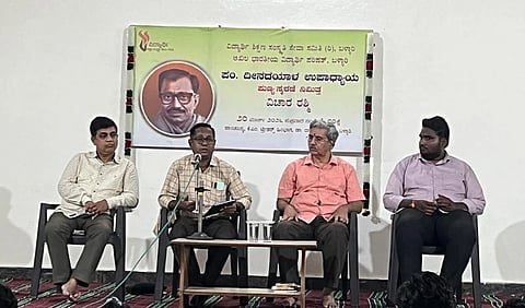 ಬಳ್ಳಾರಿಯ ಪಾಂಚಜನ್ಯ ಸಭಾಂಗಣದಲ್ಲಿ  ಆಯೋಜಿಸಿದ್ದ ಪಂ.ದೀನ ದಯಾಳ ಉಪಾಧ್ಯಾಯರ ಪುಣ್ಯ ಸ್ಮರಣೆ ಕಾರ್ಯಕ್ರಮದಲ್ಲಿ ಆರ್‌ಎಸ್‌ಎಸ್ ಸಮಿತಿ ಸದಸ್ಯ ಗೋಪಿ ಮಾತನಾಡಿದರು. ನಿ.ಬ್ಯಾಂಕ್ ಅಧಿಕಾರಿ  ಬಿ.ಎಲ್.ವೆಂಕಟೇಶ, ಕಾರ್ಯದರ್ಶಿ ಮರ್ಚೇಡ್ ಮಲ್ಲಿಕಾರ್ಜುನಗೌಡ, ಜಿಲ್ಲಾ ಸಂಚಾಲಕ ಕೆ.ದಿಲೀಪ್ ಕುಮಾರ ಇದ್ದರು. ===