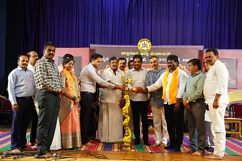 ಬಳ್ಳಾರಿಯ ಡಾ.ಜೋಳದರಾಶಿ ದೊಡ್ಡನಗೌಡ ರಂಗಮಂದಿರದಲ್ಲಿ ಆಯೋಜಿಸಿದ್ದ ಬಸವೇಶ್ವರ ಜಯಂತಿ ಕಾರ್ಯಕ್ರಮವನ್ನು ಶಾಸಕ ನಾರಾ ಭರತರೆಡ್ಡಿ ಉದ್ಘಾಟಿಸಿದರು. ಮೇಯರ್ ಪಿ.ಗಾದೆಪ್ಪ, ಎಡಿಸಿ ಮಹಮ್ಮದ್ ಎನ್. ಜುಬೇರ್, ಎಸ್ಪಿ ಡಾ.ಸುಮನ್ ಡಿ.ಪನ್ನೇಕರ್,  ಜಿಪಂ ಸಿಇಒ ಮಹಮ್ಮದ್ ಹ್ಯಾರಿಸ್ ಸುಮೈರ್, ಪಾಲಿಕೆ ಆಯುಕ್ತ ಪಿ.ಎಸ್.ಮಂಜುನಾಥ, ಕನ್ನಡ ಮತ್ತು ಸಂಸ್ಕೃತಿ ಇಲಾಖೆಯ ಸಹಾಯಕ ನಿರ್ದೇಶಕ ಬಿ.ನಾಗರಾಜ ಇತರರಿದ್ದರು.