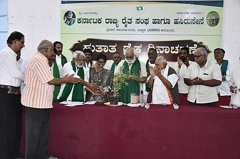 ಬಳ್ಳಾರಿಯ ಬಿಡಿಎಎ ಸಭಾಂಗಣದಲ್ಲಿ ಆಯೋಜಿಸಿದ್ದ ರೈತರ ಹುತಾತ್ಮ ದಿನಾಚರಣೆ ಕಾರ್ಯಕ್ರಮವನ್ನು  ರಾಜ್ಯಾಧ್ಯಕ್ಷ ಆರ್.ಮಾಧವರೆಡ್ಡಿ ಉದ್ಘಾಟಿಸಿದರು. ಗೌರವಾಧ್ಯಕ್ಷ ಸ.ರಘುನಾಥ, ಉಪನ್ಯಾಸಕಿ ಕೆ.ಎಂ.ರುದ್ರಮ್ಮ, ಪದಾಧಿಕಾರಿಗಳಾದ ಶ್ರೀಶೈಲ ಆಲದಹಳ್ಳಿ, ಸಿದ್ದೇಶ್, ಶಿವಕುಮಾರ್, ಗೋಪಾಲರೆಡ್ಡಿ ಮುಕುಂದ, ಬಸವರಾಜ್ ಸ್ವಾಮಿ, ಪಂಪನಗೌಡ, ಟಿ.ಜಿ. ವಿಠ್ಠಲ್ ಇದ್ದರು. 