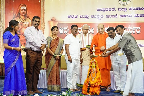 ಬಳ್ಳಾರಿಯ ಭಾರತಿ ತೀರ್ಥ ಸಭಾಭವನದಲ್ಲಿ ಆಯೋಜಿಸಿದ್ದ ಆದ್ಯ ಗುರು ಶ್ರೀ ಶಂಕರಾಚಾರ್ಯರ ಜಯಂತಿ  ಕಾರ್ಯಕ್ರಮವನ್ನು ಲಿಡ್ಕರ್ ಅಧ್ಯಕ್ಷ ಮುಂಡರಗಿ ನಾಗರಾಜ ಉದ್ಘಾಟಿಸಿದರು. ಗ್ಯಾರಂಟಿ ಯೋಜನೆಗಳ ಅನುಷ್ಠಾನ ಪ್ರಾಧಿಕಾರದ ಜಿಲ್ಲಾಧ್ಯಕ್ಷ ಕೆ.ಇ.ಚಿದಾನಂದಪ್ಪ , ರಾಮಕೃಷ್ಣ ಆಶ್ರಮದ  ಸ್ವಾಮಿ ಮಂಗಳನಾಥಾನಂದಜಿ ಮಹಾರಾಜ್, ಶೃಂಗೇರಿ ಶಂಕರಮಠದ ಮಠಾಧಿಕಾರಿ ಕೆ.ರವಿಶಾಸ್ತ್ರಿ, ಪಾಲಿಕೆ ಸದಸ್ಯೆ ಸುರೇಖಾ ಮಲ್ಲನಗೌಡ, ಕನ್ನಡ ಮತ್ತು ಸಂಸ್ಕೃತಿ ಇಲಾಖೆಯ ಸಹಾಯಕ ನಿರ್ದೇಶಕ ಬಿ.ನಾಗರಾಜ ಇತರರಿದ್ದರು.
