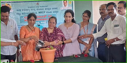 ಬಳ್ಳಾರಿಯ ಚೈತನ್ಯ ಪದವಿ ಪೂರ್ವ ಕಾಲೇಜಿನಲ್ಲಿ ಆಯೋಜಿಸಿದ್ದ ವಿಶ್ವ ಝೂನೋಸಿಸ್ ಜಾಗೃತಿ ದಿನ ಕಾರ್ಯಕ್ರಮವನ್ನು ಸಾಂಕ್ರಾಮಿಕ ರೋಗ ತಜ್ಞೆ ಡಾ.ವಿಶಾಲಕ್ಷಿ ಉದ್ಘಾಟಿಸಿದರು. ವೈದ್ಯಾಧಿಕಾರಿಗಳಾದ ಡಾ.ಸುಧಾರಾಣಿ, ಡಾ.ವಿಭ, ವಿ.ಪಿ.ಶಿವಾನಂದ, ಪ್ರಾಂಶುಪಾಲ ಹರಿಕೃಷ್ಣ, ಪಶುಸಂಗೋಪನೆ ಇಲಾಖೆಯ ಉಪ ನಿರ್ದೇಶಕ ಡಾ. ಸದಾಶಿವ, ಸಹಾಯಕ ನಿರ್ದೇಶಕ ಡಾ. ಶ್ರೀನಿವಾಸ್ ಇದ್ದರು.