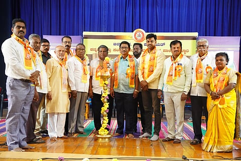ಬಳ್ಳಾರಿಯಲ್ಲಿ ಆಯೋಜಿಸಿದ್ದ  ಶ್ರೀಅಂಬಿಗರ ಚೌಡಯ್ಯ ಜಯಂತಿ ಕಾರ್ಯಕ್ರಮವನ್ನು ಜಿಲ್ಲಾಧ್ಯಕ್ಷ  ಕೆ.ಇ.ಚಿದಾನಂದಪ್ಪ  ಉದ್ಘಾಟಿಸಿದರು. ಗಂಗಾಮತಸ್ಥರ ಸಂಘದ ಜಿಲ್ಲಾಧ್ಯಕ್ಷ ಬಿ.ಮೌಲಾಲಿ, ಕನ್ನಡ ಮತ್ತು ಸಂಸ್ಕೃತಿ ಇಲಾಖೆಯ ಸಹಾಯಕ ನಿರ್ದೇಶಕ ಬಿ.ನಾಗರಾಜ, ನಿ.ಆರ್‌ಟಿಒ ಅಧಿಕಾರಿ ಪಂಪಾಪತಿ, ನಿ.ಚಿತ್ರಕಲಾ ಶಿಕ್ಷಕ ಯು.ರಮೇಶ್, ನಿ. ಕೆಕೆಆರ್‌ಟಿಸಿ ಅಧಿಕಾರಿ ಹನುಮಂತಪ್ಪ, ಮುಖಂಡರಾದ ಗಣೇಶ್ ಬಾರಿಕಾರ, ರಂಗಸ್ವಾಮಿ, ಹುಲುಗಪ್ಪ, ಮೋಹನ್ ಇದ್ದರು. ===