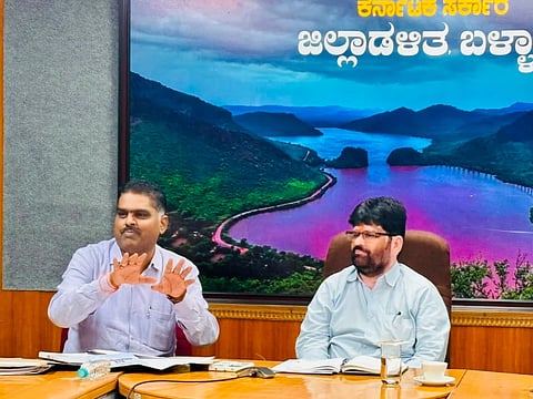 ಬಳ್ಳಾರಿಯ ಡಿಸಿ ಕಚೇರಿ ಸಭಾಂಗಣದಲ್ಲಿ ಆಯೋಜಿಸಿದ್ದ ಪೂರ್ವಭಾವಿ ಸಭೆಯಲ್ಲಿ  ತಹಸೀಲ್ದಾರ್ ವಿಶ್ವಜಿತ್ ಮೆಹ್ತಾ, ಕನ್ನಡ ಮತ್ತು ಸಂಸ್ಕೃತಿ ಇಲಾಖೆಯ ಸಹಾಯಕ ನಿರ್ದೇಶಕ  ಬಿ.ನಾಗರಾಜ ಇದ್ದರು.