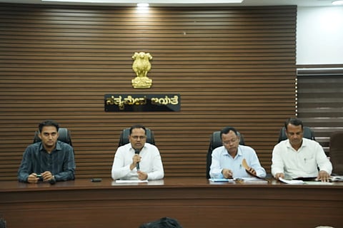 ಬಳ್ಳಾರಿಯ ಡಿಸಿ ಕಚೇರಿ ಸಭಾಂಗಣದಲ್ಲಿ ಆಯೋಜಿಸಿದ್ದ ರೈತ ಮುಖಂಡರ ಸಭೆಯಲ್ಲಿ ಡಿಸಿ ಕೆ.ನಾಗೇಂದ್ರ ಪ್ರಸಾದ್, ಜಿಪಂ ಸಿಇಒ ಮಹಮ್ಮದ್ ಹ್ಯಾರಿಸ್ ಸುಮೈರ್, ಕೃಷಿ ಇಲಾಖೆ ಜಂಟಿ ನಿರ್ದೇಶಕ ಕೆ.ಎಂ.ಸೋಮಸುಂದರ್, ತೋಟಗಾರಿಕೆ ಜಂಟಿ ನಿರ್ದೇಶಕ ಶಶಿಕಾಂತ್ ಕೋಟಿಮನಿ ಇದ್ದರು.