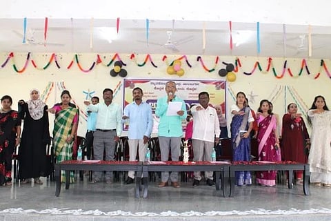 ಯಲಬುರ್ಗಾ ಸ್ನಾತಕೋತ್ತರ ಕೇಂದ್ರದಲ್ಲಿ ಹಮ್ಮಿಕೊಂಡಿದ್ದ ಅನುಬಂಧ ಕಾರ್ಯಕ್ರಮದಲ್ಲಿ ವಿವಿ ಕುಲಸಚಿವ ಡಾ.ಎಸ್.ವಿ.ಡಾಣಿ ಪ್ರತಿಜ್ಞಾವಿಧಿ ಬೋಧಿಸಿದರು. ಸ್ನಾತಕೋತ್ತರ ಕೇಂದ್ರದ ಆಡಳಿತಾಧಿಕಾರಿ ಕೆ.ಎಚ್.ಛತ್ರದ, ಸಿಬ್ಬಂದಿ ಡಾ.ರವೀಂದ್ರ ಬೆಟಗೇರಿ, ಡಾ.ಡಿ.ಎಂ.ಪ್ರಹ್ಲಾದ, ಡಾ.ಕಾಳಮ್ಮ, ದೀಪಾ, ಕೋಮಲಾ, ರಾಜಿಮಾ ಬೇಗಂ, ರೇಖಾ, ಅಶ್ವಿನಿ, ಅಕ್ಷತಾ, ಶರಣಗೌಡ, ಶ್ರೀಕಾಂತ ಇತರರಿದ್ದರು.