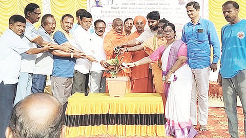 ಯಲಬುರ್ಗಾದ ಸರ್ಕಾರಿ ಪದವಿ ಪೂರ್ವ ಕಾಲೇಜಿನ ಬಯಲು ರಂಗಮಂದಿರದಲ್ಲಿ ಹಮ್ಮಿಕೊಂಡಿದ್ದ ಅಂತಾರಾಷ್ಟ್ರೀಯ ಯೋಗ ದಿನ ಕಾರ್ಯಕ್ರಮವನ್ನು ಬಿಇಒ ಅಶೋಕ ಗೌಡ ಉದ್ಘಾಟಿಸಿದರು. ಬೇನಾಳದ ಸದಾಶಿವ ಸ್ವಾಮೀಜಿ, ಜಿಗೇರಿಯ ಕರಿಸಿದ್ದೇಶ್ವರ ಸ್ವಾಮೀಜಿ, ಪಪಂ ಮುಖ್ಯಾಧಿಕಾರಿ ನಾಗೇಶ, ಆಯುಷ್ ವೈದ್ಯ ವಿವೇಕ ವಾಗುಲೆ, ಸುರೇಶಗೌಡ ಶಿವನಗೌಡ್ರ, ಅಮರೇಶ ಇದ್ದರು.