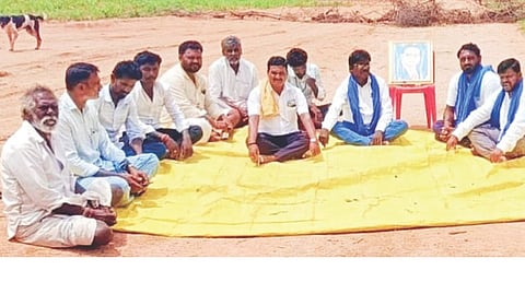 ಯಲಬುರ್ಗಾ ತಾಲೂಕಿನ ಗುನ್ನಾಳ ಹೊರವಲಯದಲ್ಲಿ ಡಿಎಸ್‌ಎಸ್ ಸಂಘಟನೆ ಪದಾಧಿಕಾರಿಗಳು ಧರಣಿ ನಡೆಸಿದರು. ಪ್ರಮುಖರಾದ ಪಂಪಣ್ಣ ಲಿಂಗದಹಳ್ಳಿ, ಮಹದೇವ ಹರಿಜನ, ಬಸವರಾಜ ಹಿರೇಬೊಮ್ಮನಾಳ, ಹನಮಂತಪ್ಪ ಅಂಗಡಿ, ಗುಂಡಪ್ಪ ಅಂಗಡಿ, ಹಿರೇಗುಂಡಪ್ಪ, ಗಿರಿಜಮ್ಮ ಹಟ್ಟ, ಹನಮಂತಪ್ಪ ಕವಳಕೇರಿ ಇತರರಿದ್ದರು.