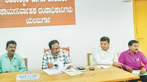 ಯಲಬುರ್ಗಾ ತಹಸಿಲ್ ಕಚೇರಿಯಲ್ಲಿ ಮಂಗಳವಾರ ಹಮ್ಮಿಕೊಂಡಿದ್ದ ಹಡಪದ ಅಪ್ಪಣ್ಣ ಜಯಂತಿ ಪೂರ್ವಭಾವಿ ಸಭೆಯಲ್ಲಿ ಗ್ರೇಡ್-2 ತಹಸೀಲ್ದಾರ್ ಮಹಾಂತಗೌಡ ಮಾತನಾಡಿದರು. ಶಿರಸ್ತೇದಾರ್ ದೇವರಡ್ಡಿ, ಪಪಂ ನೌಕರರಾದ ವನರಾಜ, ಈರಣ್ಣ ಬಳೂಟಗಿ ಇದ್ದರು.