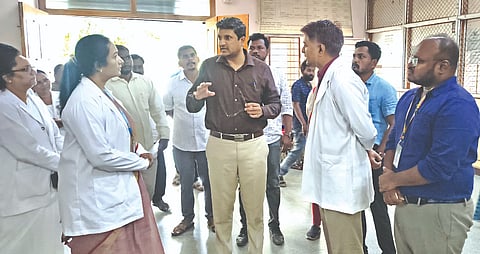 ಯಾದಗಿರಿ ನಗರದ ತಾಯಿ ಮತ್ತು ಮಕ್ಕಳ ಆಸ್ಪತ್ರೆಗೆ ಶುಕ್ರವಾರ ಜಿಲ್ಲಾಧಿಕಾರಿ ರಾಹುಲ್ ಪಾಂಡ್ವೆ ಭೇಟಿ ನೀಡಿ ಅಲ್ಲಿನ ವಿವಿಧ ಸೌಲಭ್ಯ ಕುರಿತು ವೈದ್ಯರೊಂದಿಗೆ ಚರ್ಚಿಸಿದರು. ಡಿಎಚ್ ಡಾ.ಆಫ್ರೀನ್ ರಿಜ್ವಾನ್, ಡಾ.ಶಿವಕುಮಾರ ಇತರರಿದ್ದರು.