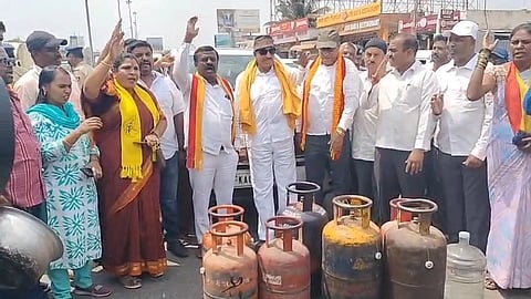 ಬೆಂಗಳೂರು&ಹೊಸೂರು ರಾಷ್ಟ್ರೀಯ ಹೆದ್ದಾರಿಯ ಅತ್ತಿಬೆಲೆ ಗಡಿಯಲ್ಲಿ ಖಾಲಿ ಸಿಲಿಂಡರ್​ಗಳನಿಟ್ಟು ಕನ್ನಡಪರ ಸಂಟನೆಗಳಿಂದ ಪ್ರತಿಭಟಿಸಲಾಯಿತು. ಕನ್ನಡ ಚಳವಳಿ ವಾಟಾಳ್​ ಪದ ಅಧ್ಯ ವಾಟಾಳ್​ ನಾಗರಾಜ್​, ಕನ್ನಡ ಜಾಗೃತಿ ವೇದಿಕೆ ರಾಜ್ಯಾಧ್ಯ ಮಂಜುನಾಥ್​ ದೇವು, ಕನ್ನಡ ಸೇನೆ ಕರ್ನಾಟಕ ಸಂಟನೆಯ ಅಧ್ಯ ಕೆ.ಆರ್​. ಕುಮಾರ್​, ಕನ್ನಡ ಜಾಗೃತಿ ವೇದಿಕೆಯ ಜಿಲ್ಲಾಧ್ಯ ಕೆ.ನಾಗರಾಜ್​, ಯುವ ಟಕದ ಜಿಲ್ಲಾಧ್ಯ ಆರ್​. ಮದುಕುಮಾರ್​ ಇದ್ದರು. 