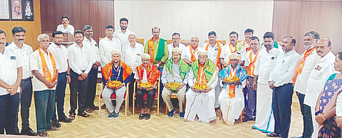 ತಿ.ನರಸೀಪುರ ಪಟ್ಟಣದ ಪುರಸಭೆ ಸಭಾಂಗಣದಲ್ಲಿ ತಾಲೂಕು ಆಡಳಿತ ಹಾಗೂ ವೀರಶೈವ ಲಿಂಗಾಯತ ಮಹಾಸಭಾದ ಸಹಯೋಗದಲ್ಲಿ ಆಯೋಜಿಸಿದ್ದ ಬಸವ ಜಯಂತಿ ಕಾರ್ಯಕ್ರಮದಲ್ಲಿ ವಿವಿಧ ಕ್ಷೇತ್ರಗಳ ಸಾಧಕರನ್ನು ಸನ್ಮಾನಿಸಲಾಯಿತು. ಟಿ.ಜಿ. ಸುರೇಶಾಚಾರ್, ಡಾ.ಕೆ. ರಂಗಸ್ವಾಮಿ, ಸಿ.ಶ್ರೀನಿವಾಸ್, ಸಿ.ಎಂ.ಪ್ರಕಾಶ್, ಕೆ.ವಿ.ಶಿವಶಂಕರ್, ಕೆ.ಎನ್.ಅಶೋಕ್, ಕಿರಗಸೂರು ಮಹದೇವಸ್ವಾಮಿ ಇತರರು ಇದ್ದರು.
