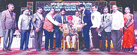 ಬನ್ನೂರಿನ ರೋಟರಿ ಶಾಲೆಯಲ್ಲಿ ಶಾಲಾ ವಾರ್ಷಿಕೋತ್ಸವ ಸಮಾರಂಭ ಆಯೋಜಿಸಲಾಗಿತ್ತು. ವಿ.ಎಸ್.ಶಿವರಾಜ್, ಎಸ್.ಸಿ.ಶಿವಮೂರ್ತಿ, ಡಾ.ರಾಜೀವ್, ಬಿ.ಎನ್.ಸುರೇಶ್, ಡಾ.ಮಹೇಂದ್ರಸಿಂಗ್‌ಕಾಳಪ್ಪ ಇತರರು ಇದ್ದರು. 