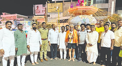 ಬಸವನಬಾಗೇವಾಡಿ ಪಟ್ಟಣದ ಬಸವೇಶ್ವರ ವೃತ್ತದಲ್ಲಿ ಬಸವನಬಾಗೇವಾಡಿಯಿಂದ ವಿಜಯಪುರದತ್ತ ಸಾಗಿರುವ ಬಸವ ಜ್ಯೋತಿ ಪಾದಯಾತ್ರೆಗೆ ಅದ್ದೂರಿ ಚಾಲನೆ ನೀಡಿದರು. ಶಂಕರಗೌಡ ಬಿರಾದಾರ, ಡಾ. ಮಹಾಂತೇಶ ಬಿರಾದಾರ, ಈರಣ್ಣ ಪಟ್ಟಣಶೆಟ್ಟಿ, ಡಿಎಸ್‌ಪಿ ಬಸವರಾಜ ಯಲಿಗಾರ ಇತರರಿದ್ದರು.