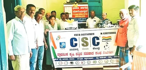ಬೀರೂರಿನ ಮಾರ್ಕೆಟ್ ರಸ್ತೆಯ ಪಿಎಸಿಎಸ್‌ನಲ್ಲಿ ನೂತನ ಇ-ಸ್ಟಾೃಂಪ್ ಯೋಜನೆಯನ್ನು ಮಾರ್ಗದ ಎಂ.ಬಿ.ಗಿರೀಶ್ ಉದ್ಘಾಟಿಸಿದರು. ಎಚ್.ವೆಂಕಟಗಿರಿಯಪ್ಪ, ಮಾರ್ಗದ ಮಧು, ಕಾಂತರಾಜ್, ತಿಮ್ಮೇಗೌಡ, ಜಗದೀಶ್, ಕುಮಾರ್, ಎ.ಬಿ.ಮಂಜುಳಾ ರಾಜಪ್ಪ, ಆರ್.ಶಾಂಭವಿ ಇತರರಿದ್ದರು.