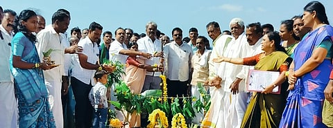 ಭರಮಸಾಗರ ಸಮೀಪದ ಎಮ್ಮೆಹಟ್ಟಿ ಗ್ರಾಮದಲ್ಲಿ ಶುಕ್ರವಾರ 50 ಲಕ್ಷ ರೂ. ವೆಚ್ಚದಲ್ಲಿ ನಾಲ್ಕು ನೂತನ ಶಾಲಾ ಕೊಠಡಿ ನಿರ್ಮಾಣಕ್ಕೆ ಶಾಸಕ ಡಾ. ಎಂ. ಚಂದ್ರಪ್ಪ ಭೂಮಿಪೂಜೆ ನೆರವೇರಿಸಿದರು. ಕಾಂಗ್ರೆಸ್ ಜಿಲ್ಲಾ ಪ್ರಚಾರ ಸಮಿತಿ ಅಧ್ಯಕ್ಷ ಆರ್. ಕೃಷ್ಣಮೂರ್ತಿ, ಯುವ ಬಿಜೆಪಿ ಮುಖಂಡ ಡಿ.ಎಸ್. ಪ್ರವೀಣ್, ಗ್ರಾಪಂ ಅಧ್ಯಕ್ಷೆ ರೇಣುಕಮ್ಮ, ಬಿಇಒ ಗಿರಿಜಾ, ಮಾಜಿ ಮಂಡಲ ಅಧ್ಯಕ್ಷ ಶೈಲೇಶ್ ಕುಮಾರ್ ಇತರರು ಇದ್ದರು.
