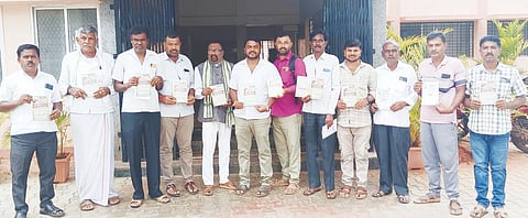ಚಿಕ್ಕನಾಯಕನಹಳ್ಳಿಯಲ್ಲಿ ಹಮ್ಮಿಕೊಂಡಿದ್ದ ಸಭೆಯಲ್ಲಿmeeting  ತಾಲೂಕು ಒಕ್ಕಲಿಗರ ಸಂಘದ ಅಧ್ಯಕ್ಷ ಶ್ರೀಹರ್ಷ, ತಾಲೂಕು ಒಕ್ಕಲಿಗರ ಸಂಘದ ಕಾರ್ಯದರ್ಶಿ ಎಂ.ಪಿ.ಹರೀಶ್​, ಉಪಾಧ್ಯಕ್ಷ ಕೆ.ಜಿ.ಕೃಷ್ಣೆಗೌಡ ಇದ್ದರು.